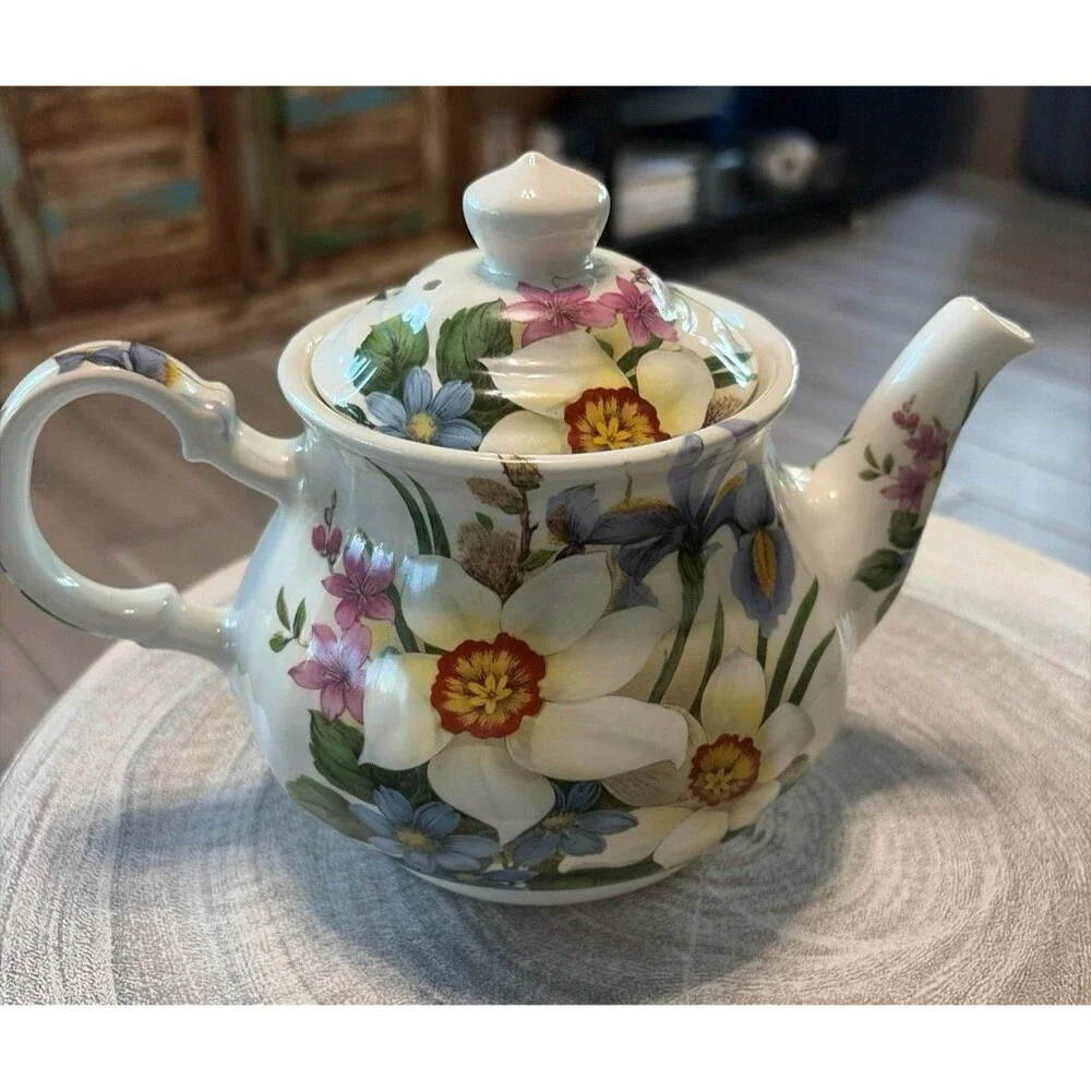 Vintage Sadler Made in England Floral Teapot – Blue & White Flowers